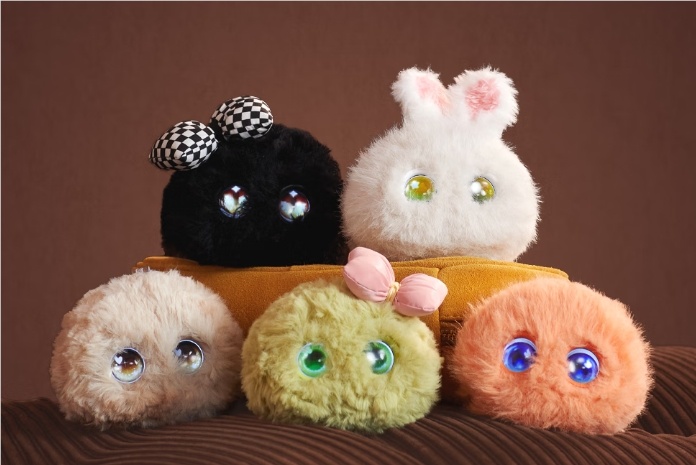 京东京造AI玩具全面覆盖全龄人群：“唠唠鹦”陪老人听戏、“球球墨墨”舒缓职场焦虑，AI陪伴迈入家庭刚需新阶段-爱智特agent,一站式企业智能体推荐平台,扣子企业智能体,扣子工作流免费复制下载