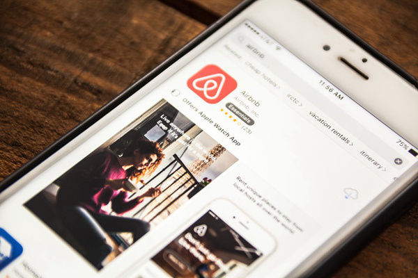 Airbnb CEO Brian Chesky加速布局AI：拟投资设立全新人工智能实验室-爱智特agent,一站式企业智能体推荐平台,扣子企业智能体,扣子工作流免费复制下载